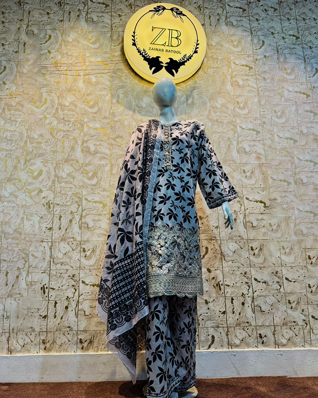 Ivory Noir Lawn 3 Pcs Suit
