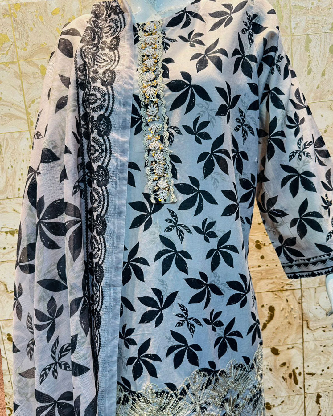 Ivory Noir Lawn 3 Pcs Suit