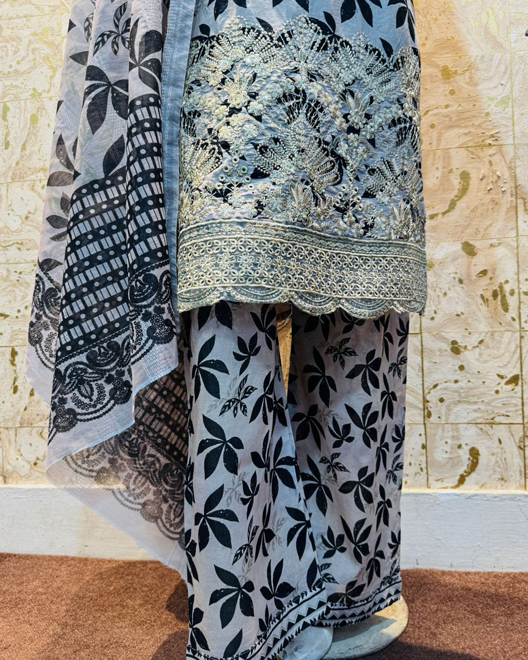 Ivory Noir Lawn 3 Pcs Suit